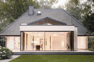 Surélévation ou extension latérale : quelles options pour agrandir sa maison ?